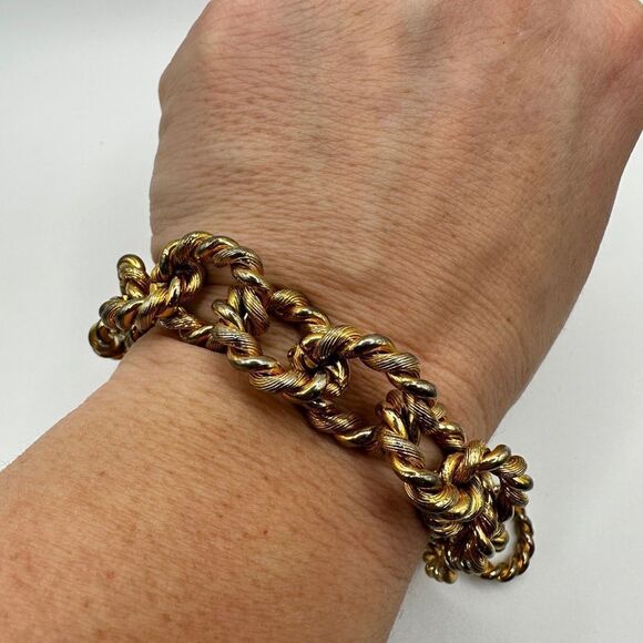 8" Vintage Carolee signed gold tone toggle clasp bracelet! - Picture 8 of 11